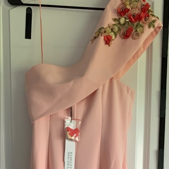 BEAUTIFUL peach with flower detailing BADGLEY MISCHKA gown - Picture 4 of 6